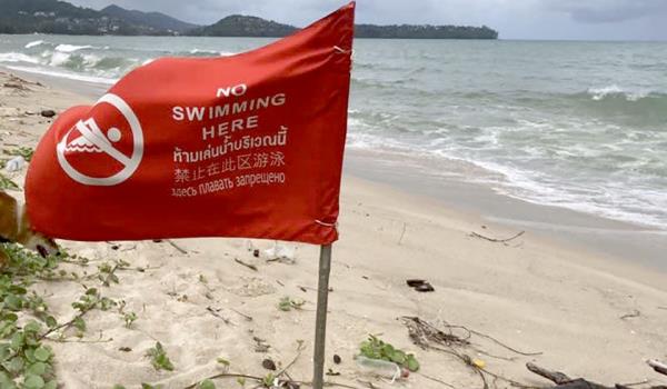 随着风浪的加剧，普吉岛升起了红色的旗帜