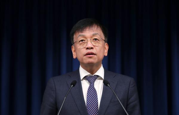 President Yoon Suk Yeol’s eco<em></em>nomic secretary Choi Sang-mok speaks at a press briefing at the presidential office in Seoul on Thursday. (Yonhap)