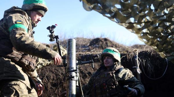Ukrainian servicemen fire with mortars from their position not far from Bakhmut, Do<em></em>netsk region.