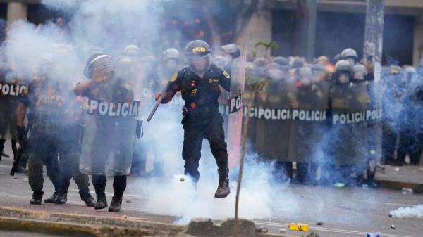 秘鲁总统在抗议中再次呼吁提前选举